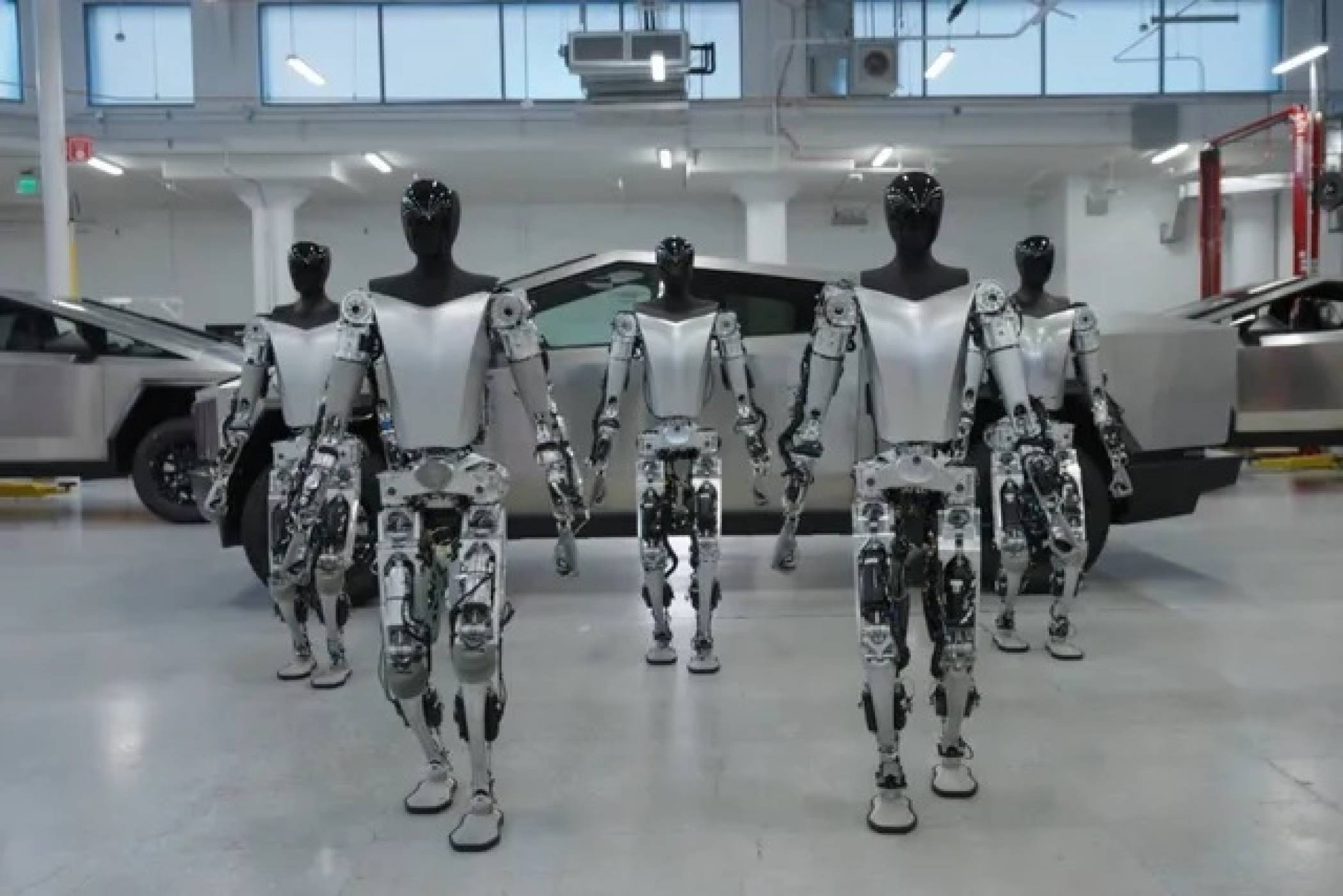 Tesla Bot вече може да ходи много бавно и да вдига неща (ВИДЕО)