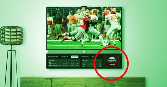 Компания раздава телевизори с втори екран, който показва постоянни реклами