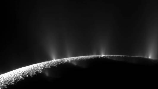 Учените откриха съществен елемент за живота в океана на спътника на Сатурн Енцелад