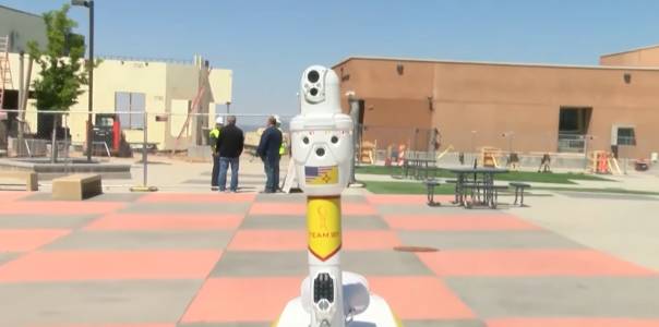 Роботи ще следят за натрапници в американски училища (ВИДЕО)