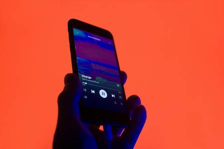 Spotify продължава да трупа потребители, на които да вдига таксата 