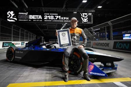 NEOM McLaren от Формула Е постави нов рекорд за скорост на закрито