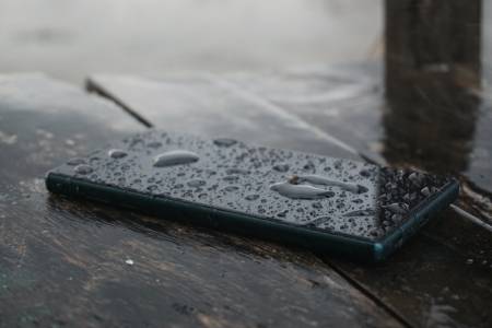 Сензорните екрани са ужасни за използване в дъжд, но OnePlus има решение