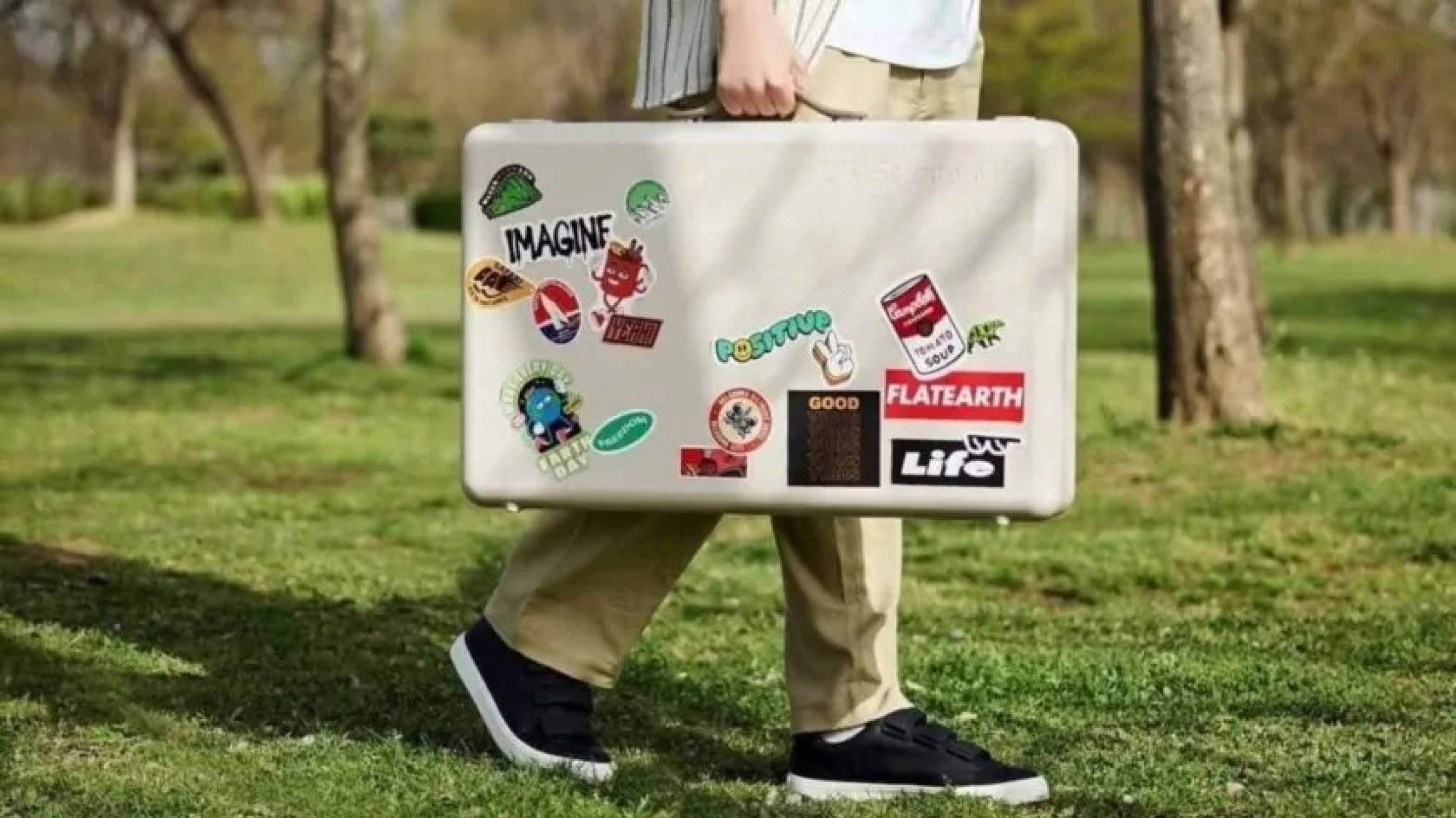 LG иска да платите 1000 долара за този телевизор, който можете да носите в куфарче