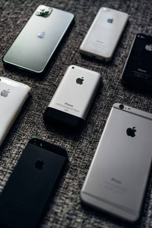 Нови цветове на iPhone 15 Pro ще заменят златните и лилавите опции