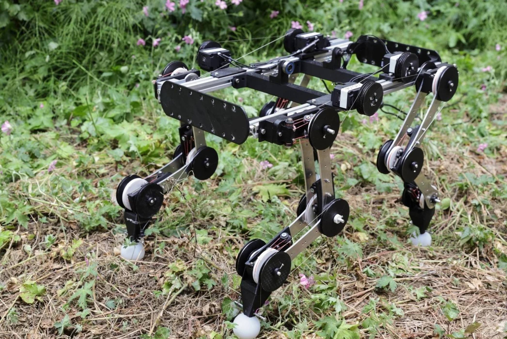 Този робот може да се движи напълно самостоятелно (ВИДЕО)