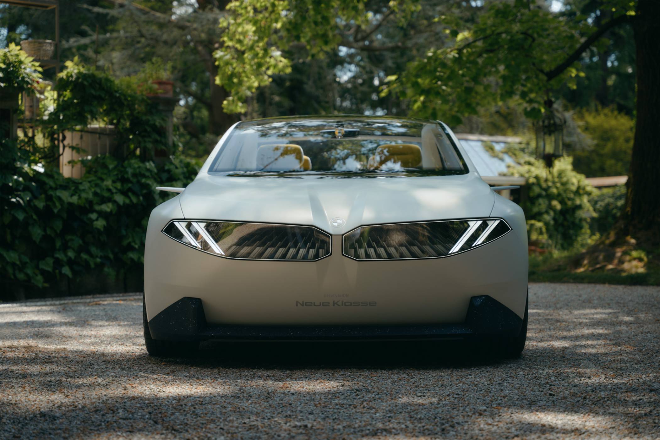BMW представи футуристичен автомобил, който ще видим в движение след само 2 години (СНИМКИ)