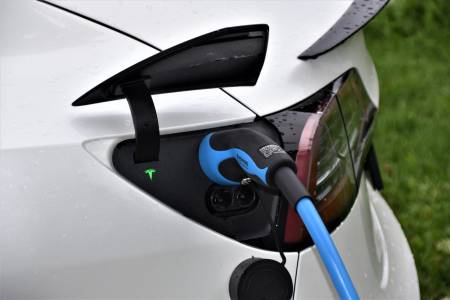 Електрическите коли ще се изравнят по цена с автомобилите с ДВГ през 2027 г.
