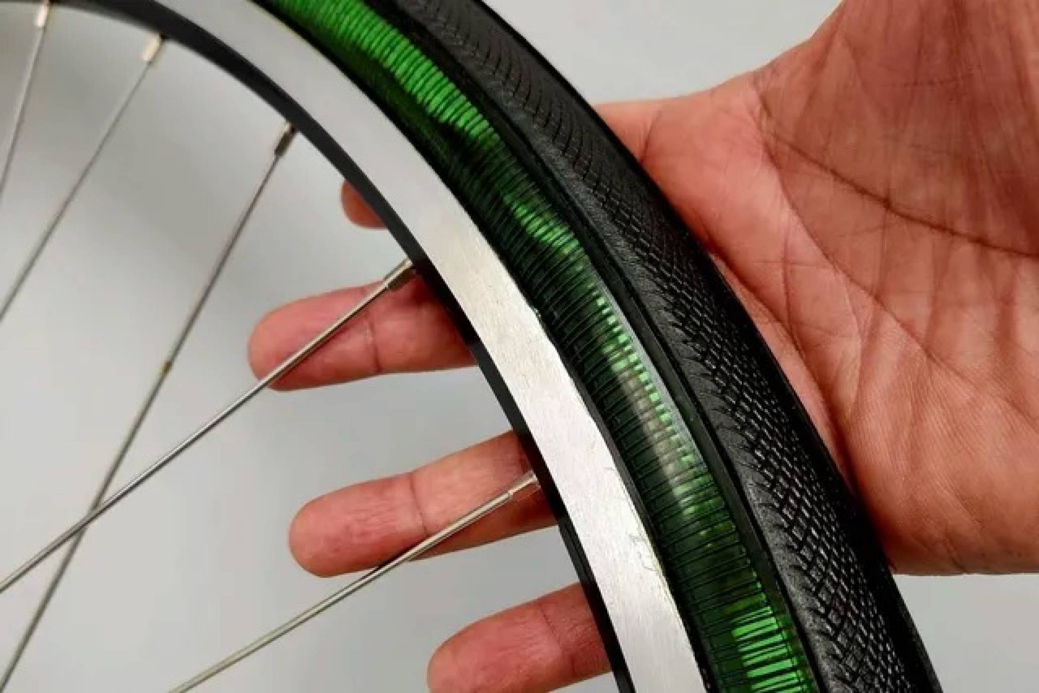 Велосипедни гуми, изработени от метал, който променя формата си, вече могат да се купят