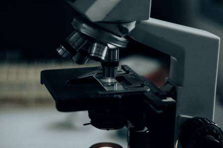 Google разработва микроскоп с изкуствен интелект, който помага на лекарите да откриват рак