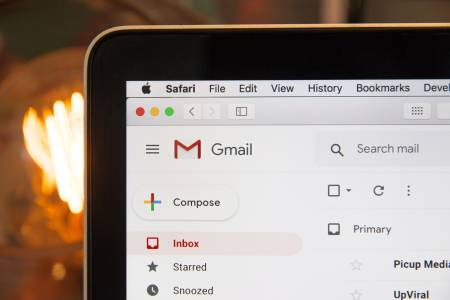 Новият инструмент на Google Gmail си измисля несъществуващи имейли