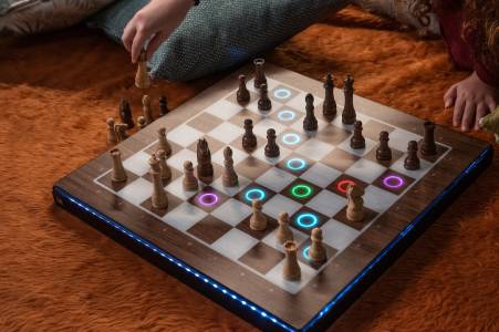 Изкуствен интелект ви помага за правилните ходове в тази умна шахматна дъска