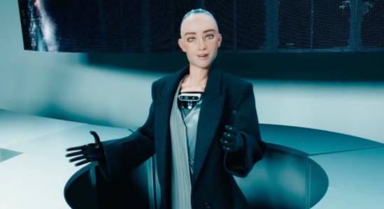 Хуманоидният робот Sophia излиза на подиума за Hugo Boss тази есен (ВИДЕО)