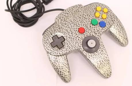 Този персонализиран контролер за Nintendo 64 може да достигне 1200 долара на търг