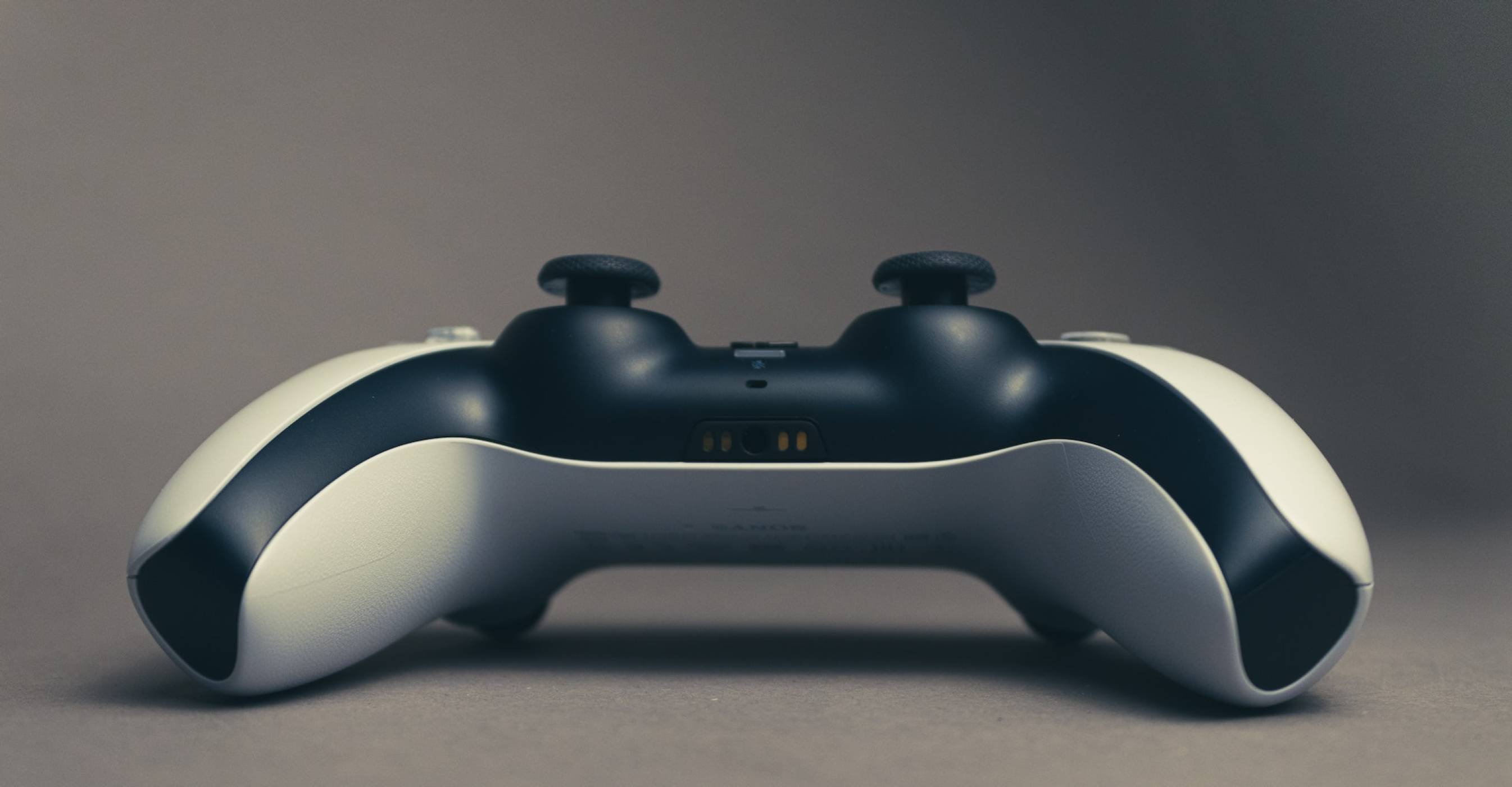 Сравнителни изображения на PS5 Slim подчертават видимата разлика в размера спрямо оригиналa
