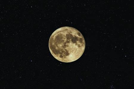 Луната превръща един от най-големите телескопи в истинско джудже на тази внушителна снимка