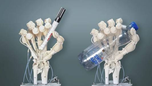 За първи път принтираха роботизирана ръка с кости, сухожилия и връзки