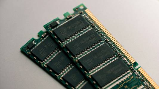 Samsung започва производство на LPDDR5T RAM чипове през 2024 г. - най-бързата DRAM досега