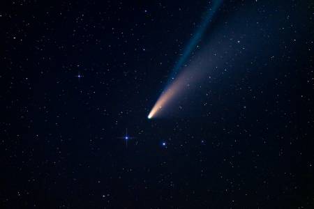 Комети, скачащи от планета на планета, биха могли да разпространят живота във Вселената