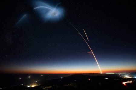 Учени предупреждават, че ракетите на SpaceX разкъсват малки дупки в небето