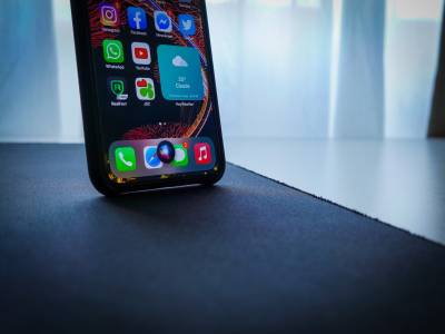 Apple ще ъпгрейдне микрофона на iPhone 16, за да засили ИИ възможностите на Siri 
