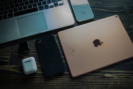 Apple продава повече iPhone-и от операторите, но не може да се възползва от това