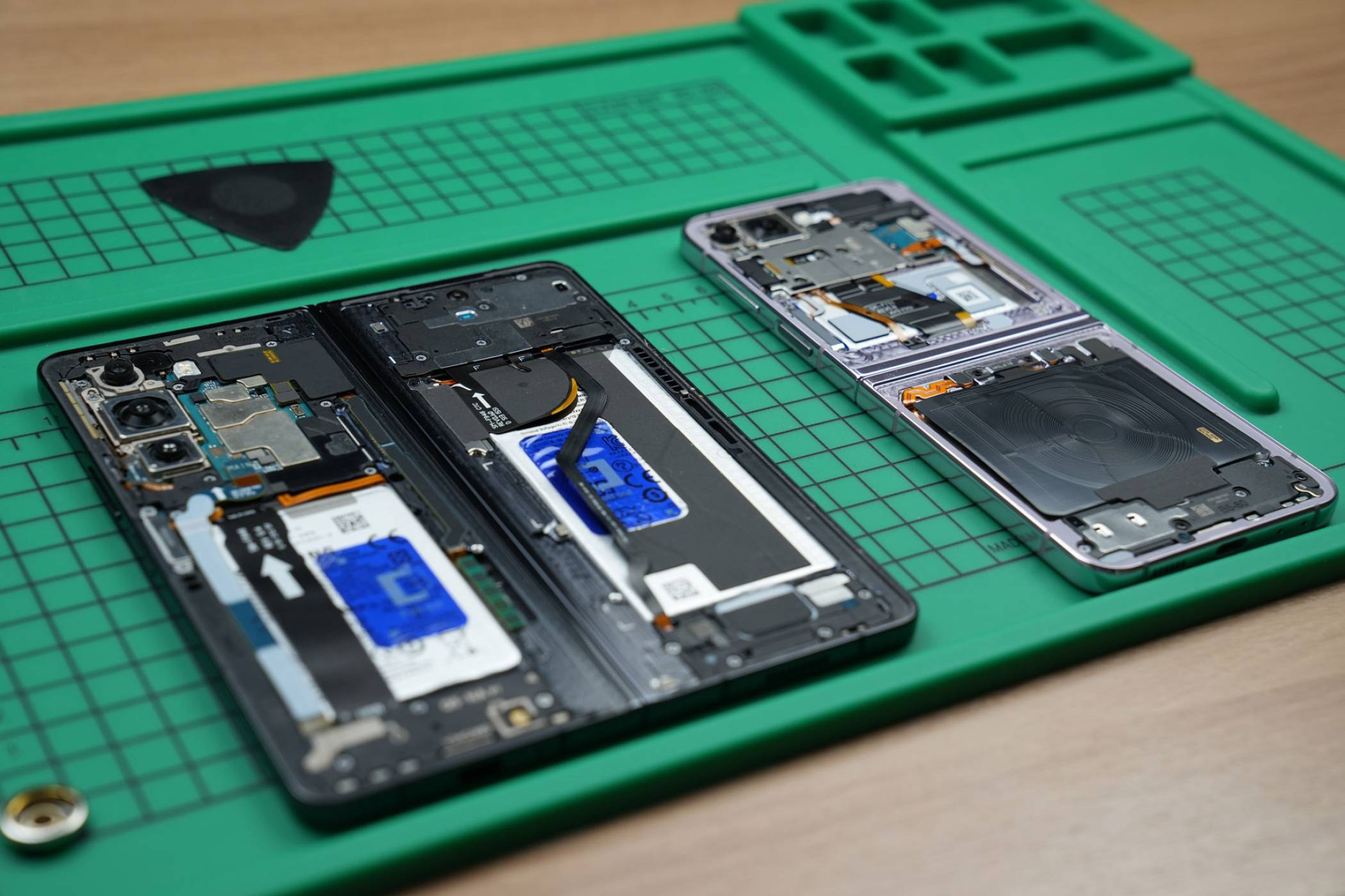 Samsung България започва да предлага у нас програмата за самостоятелен ремонт, като включва и сгъваемите устройства