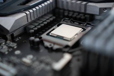 Intel може да създаде чип с един трилион транзистора до 2030 г.