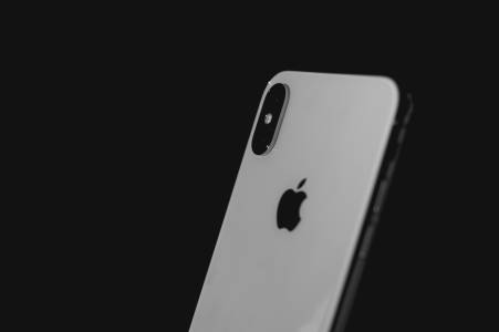 Apple взе патент за вградена под дисплея камера за следващо поколение iPhone
