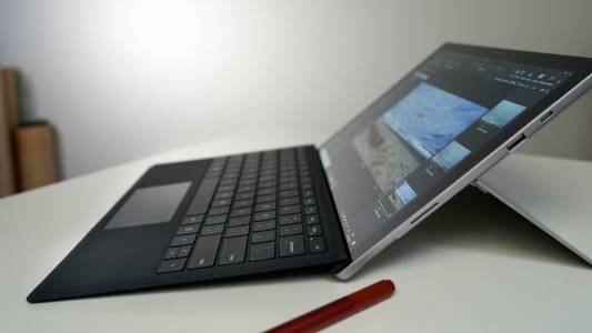 Surface Pro 10 обещава акцент върху ИИ, защото през 2024 г. това явно е задължително
