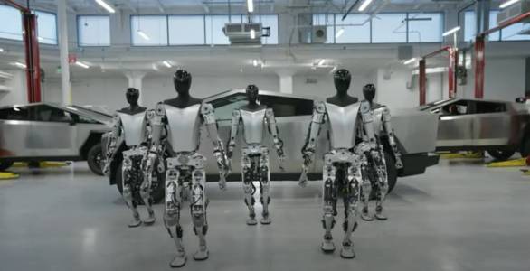 Роботът Tesla Optimus все още не може да произвежда автомобили, но сгъва дрехи