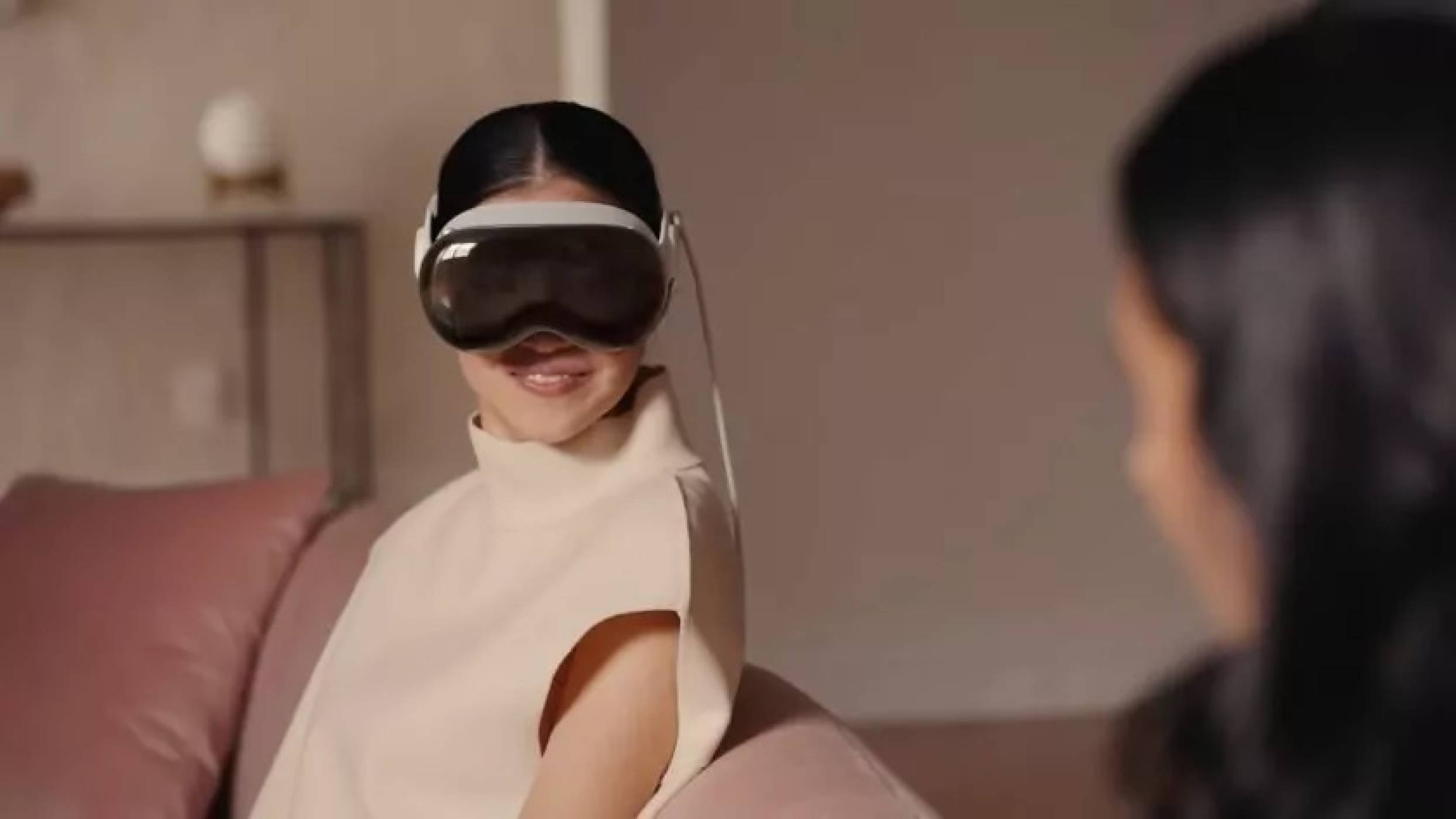 Във всички тези снимки на хора, носещи Vision Pro, Apple премахна ключова част от шлема