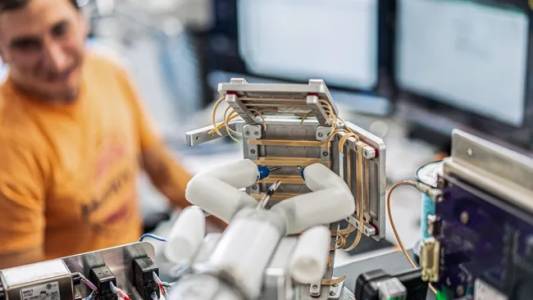 Робот хирург се отправя към МКС, за да направи дисекция на симулирана тъкан на астронавт