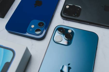 Apple работи по сгъваем iPhone с дизайн, конкурентен на Galaxy Flip