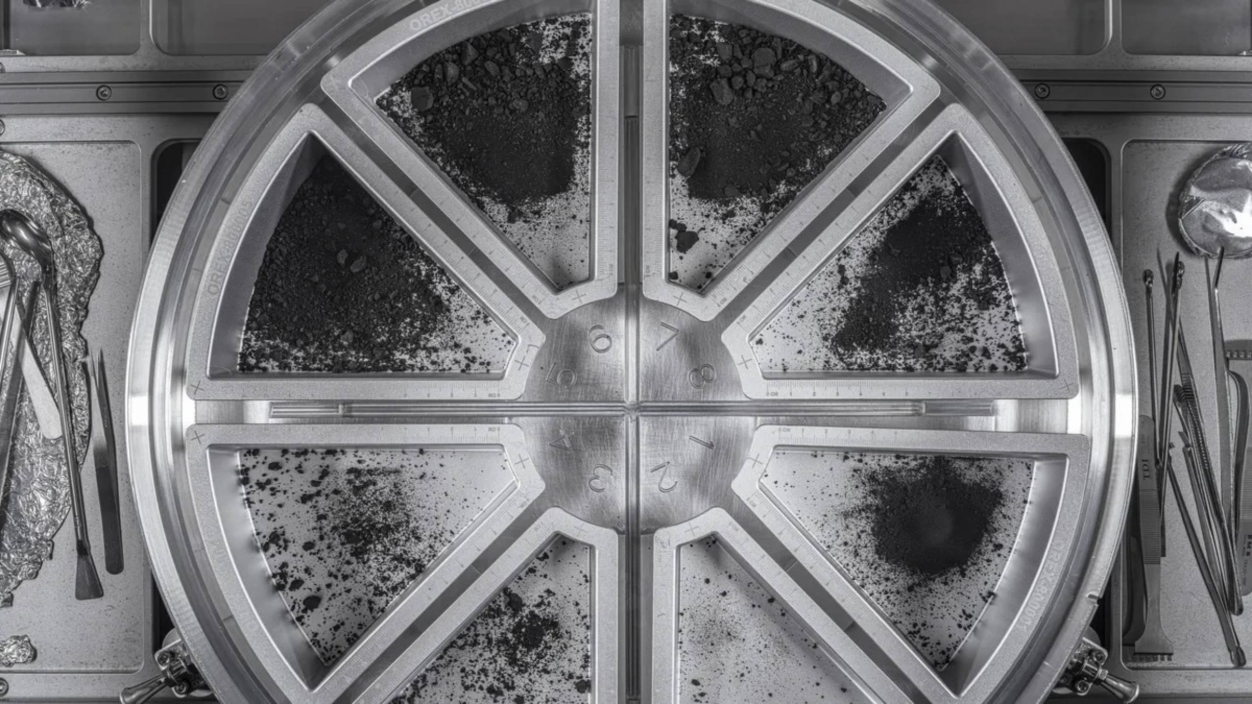 Апаратът OSIRIS-REx счупи рекорда за най-голяма проба от астероид, събирана някога в Космоса