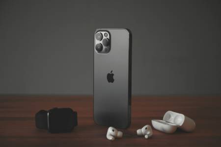 Моделите iPhone 16 Pro могат да се отличават с ново полирано титаново покритие