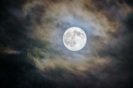 НАСА засече странен обект да се носи с огромна скорост на лунната повърхност