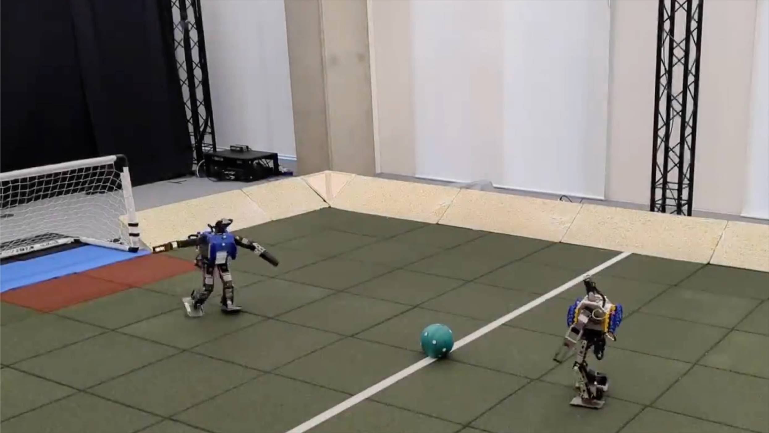 Вижте как два малки робота, задвижвани от изкуствен интелект, играят футбол (ВИДЕО)