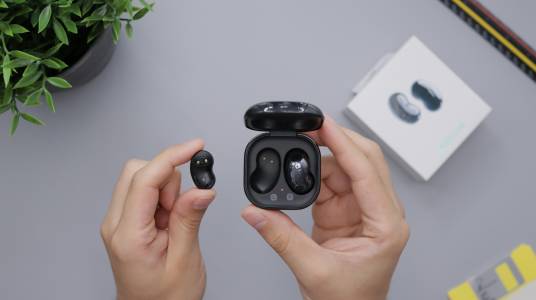 Meta работи върху оборудвани с камера и изкуствен интелект слушалки