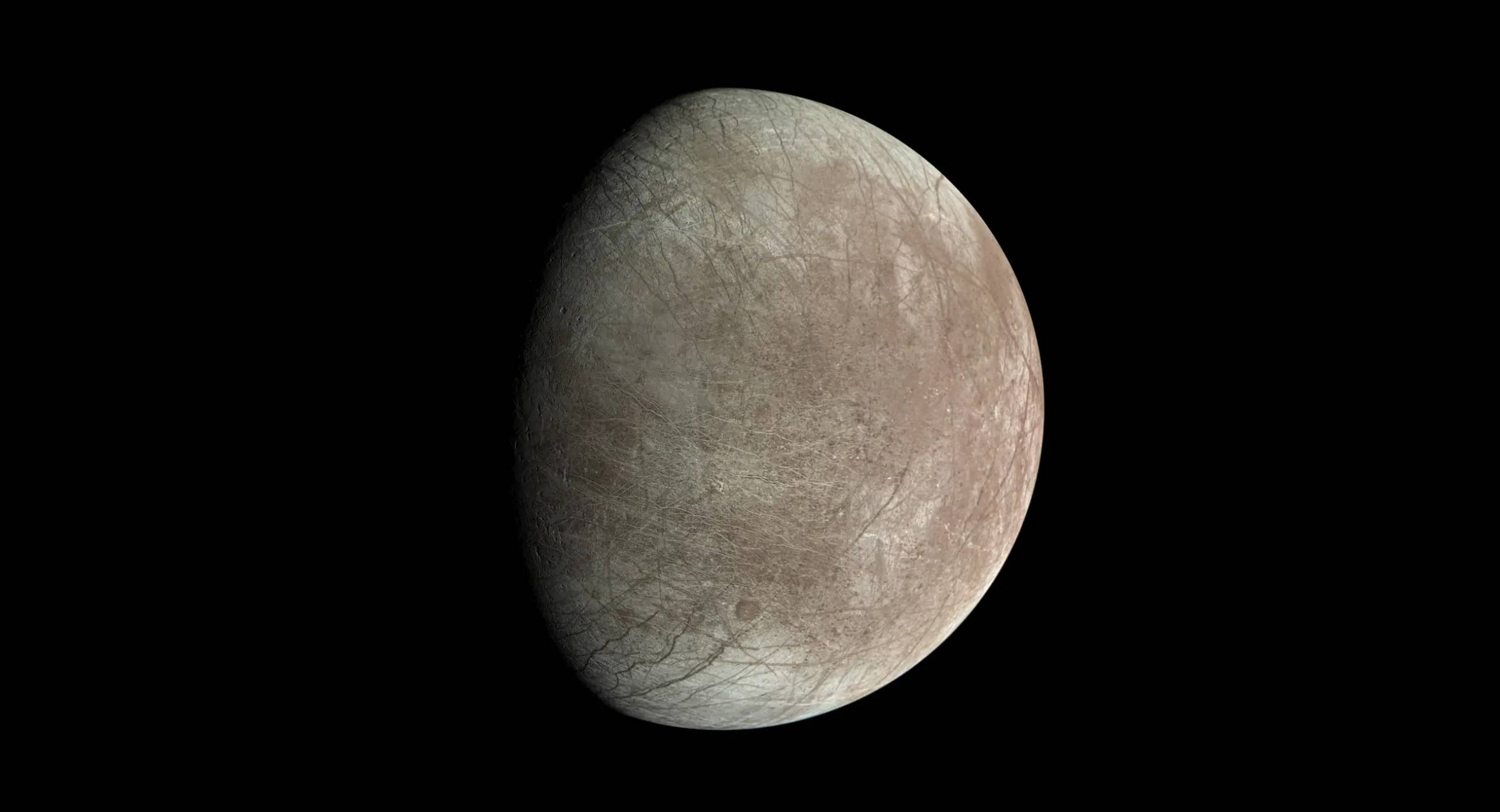 Впечатляващи изображения на Юпитеровия спътник Европа показват реещата се ледена обвивка