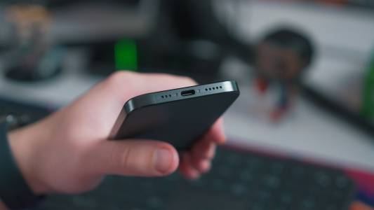 iPhone 16 Pro обещава най-тънките рамки около екрана на смартфон, виждани някога