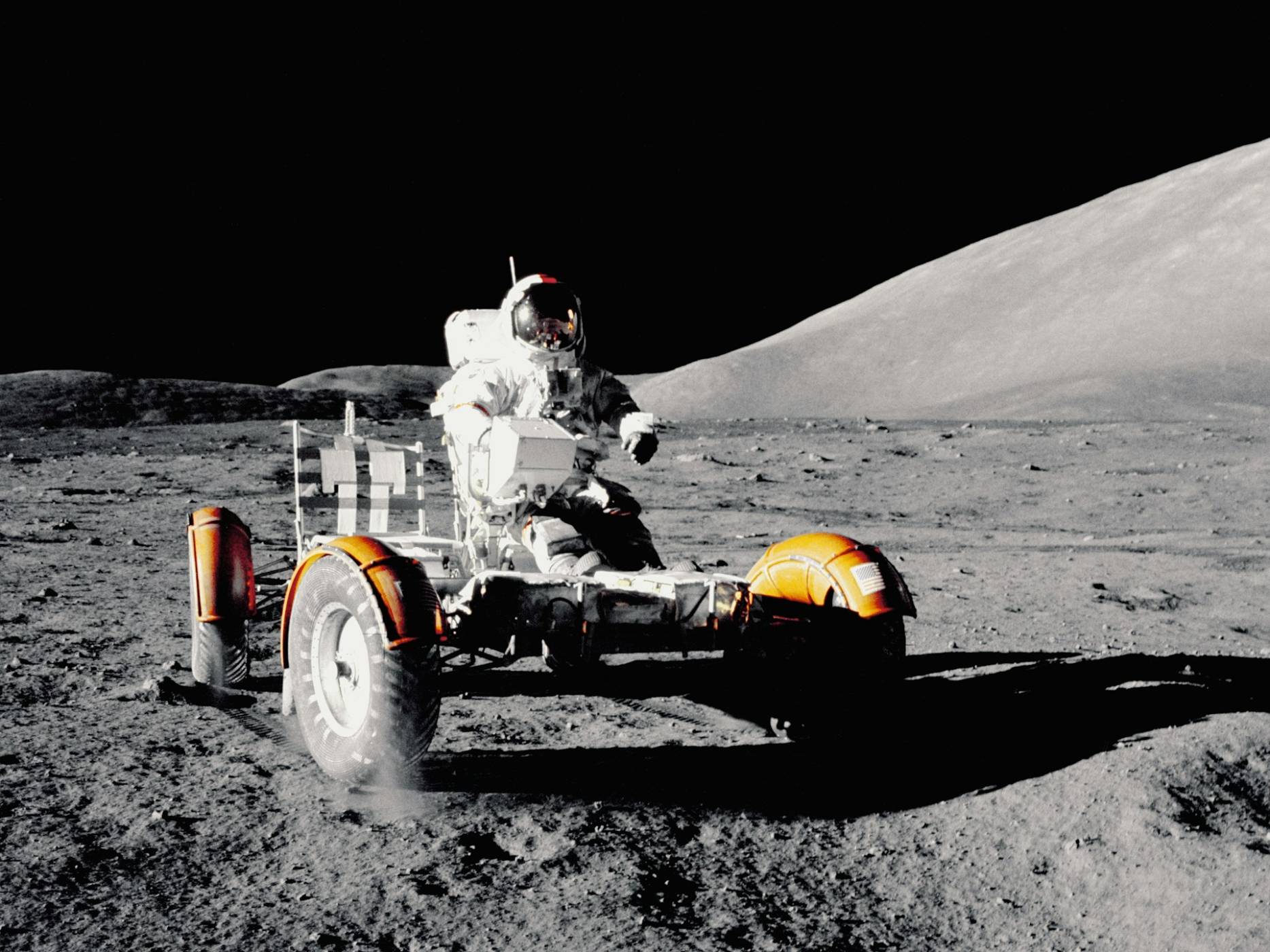 Китайска сонда кацна на тъмната страна на Луната и се готви да се завърне с голямо богатство