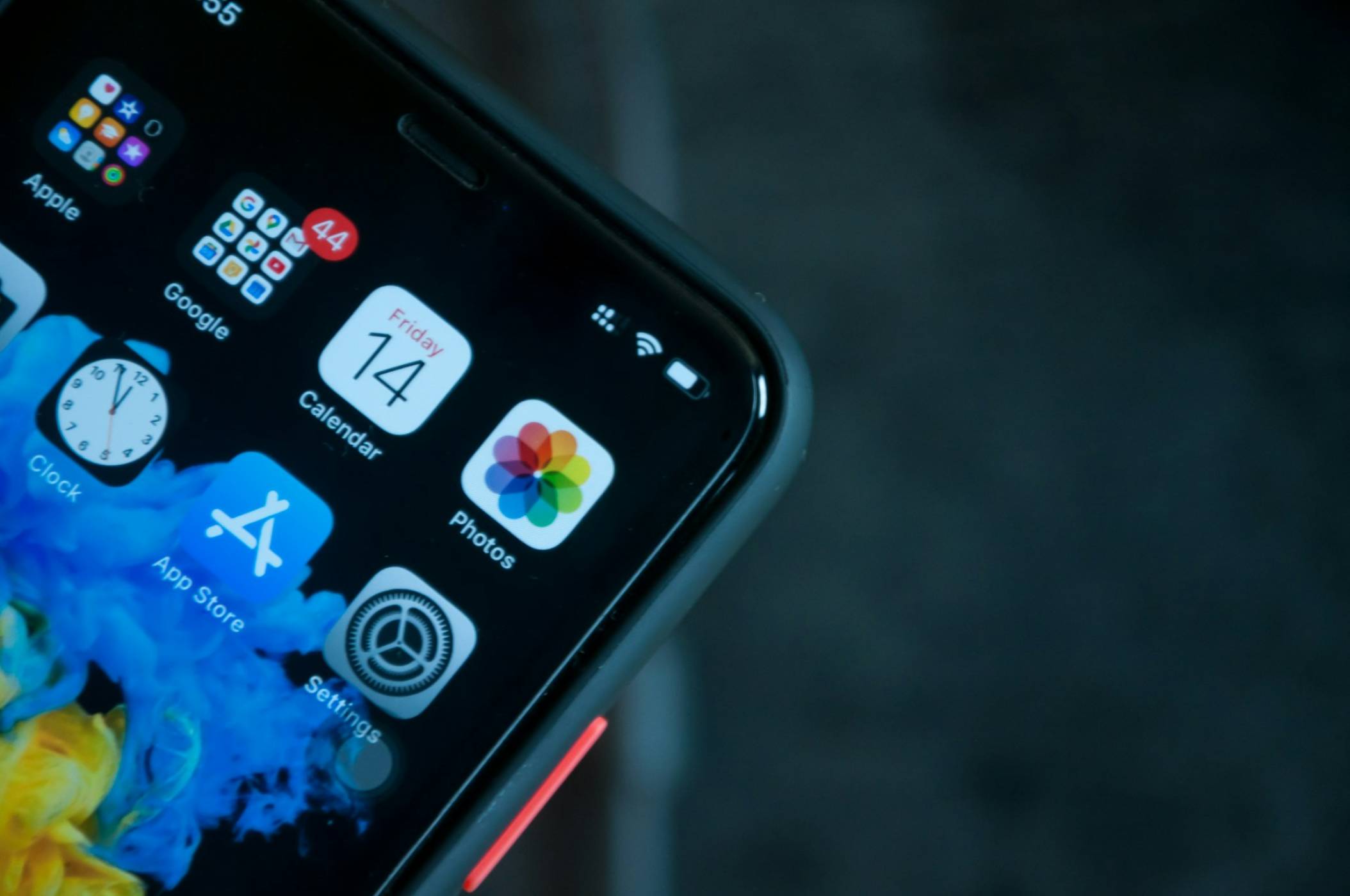 Samsung работи върху 8-инчов сгъваем дисплей на iPhone, а LG прави 11-инчовия