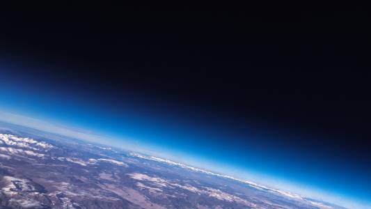 Астронавтът на НАСА, направил първата цветна снимка на Земята от Луната, загина при самолетна катастрофа