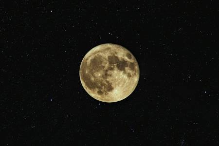 Луната се отдалечава от Земята и това оказва голямо влияние върху времето