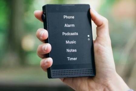 Light представи нов минималистичен телефон без приложения и с черно-бял OLED екран