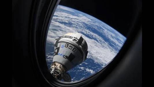 Авария с руски сателит извади астронавтите извънредно извън МКС, докато спяха