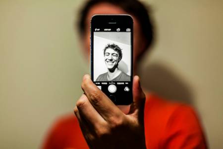 Не сте доволни от резултатите в портретния режим на телефона си? ИИ (може би) носи вината
