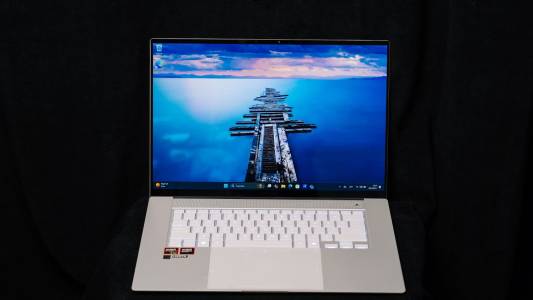 ASUS Zenbook S16 UM5606 – когато красотата прегърне мощта (РЕВЮ)