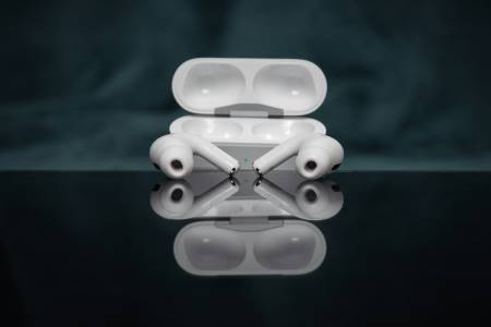 AirPods 4 тази година без USB-C кабел в кутията, догодина може и без зарядно